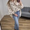 beżowa koszula oversize, oversize koszula, szeroka koszula, koszula w truskawki, koszula na lato, koszula na wakacje, dżinsy, moda damska, sklep online z odzieżą damską