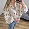 beżowa koszula oversize, oversize koszula, szeroka koszula, koszula w truskawki, koszula na lato, koszula na wakacje, dżinsy, moda damska, sklep online z odzieżą damską