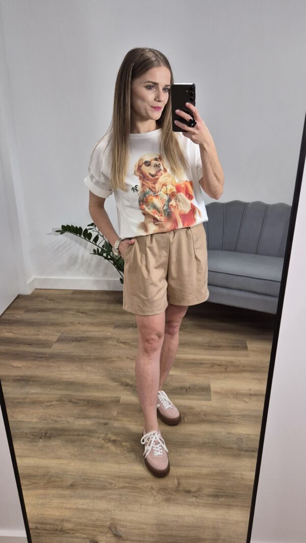 Spodenki, szorty, krótkie spodenki damskie, zamszowe spodenki damskie, bezowe spodenki, eleganckie spodenki damskie, koszulka damska, t-shirt z nadrukiem, moda damska
