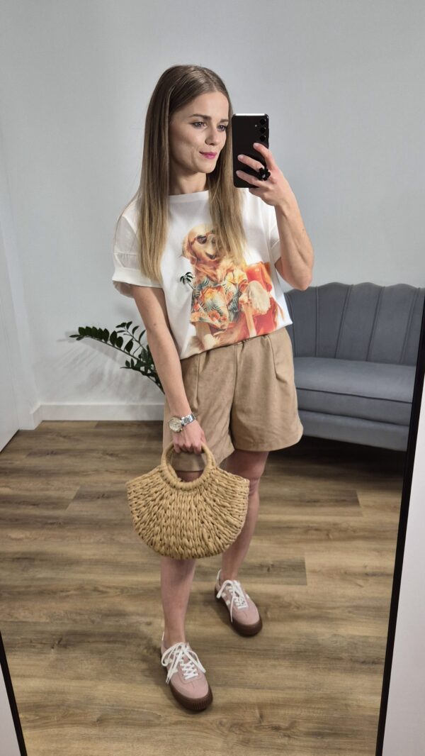 Spodenki, szorty, krótkie spodenki damskie, zamszowe spodenki damskie, bezowe spodenki, eleganckie spodenki damskie, koszulka damska, t-shirt z nadrukiem, moda damska