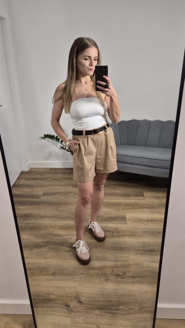 Spodenki, szorty, krótkie spodenki damskie, zamszowe spodenki damskie, bezowe spodenki, eleganckie spodenki damskie, koszulka damska, t-shirt z nadrukiem, moda damska