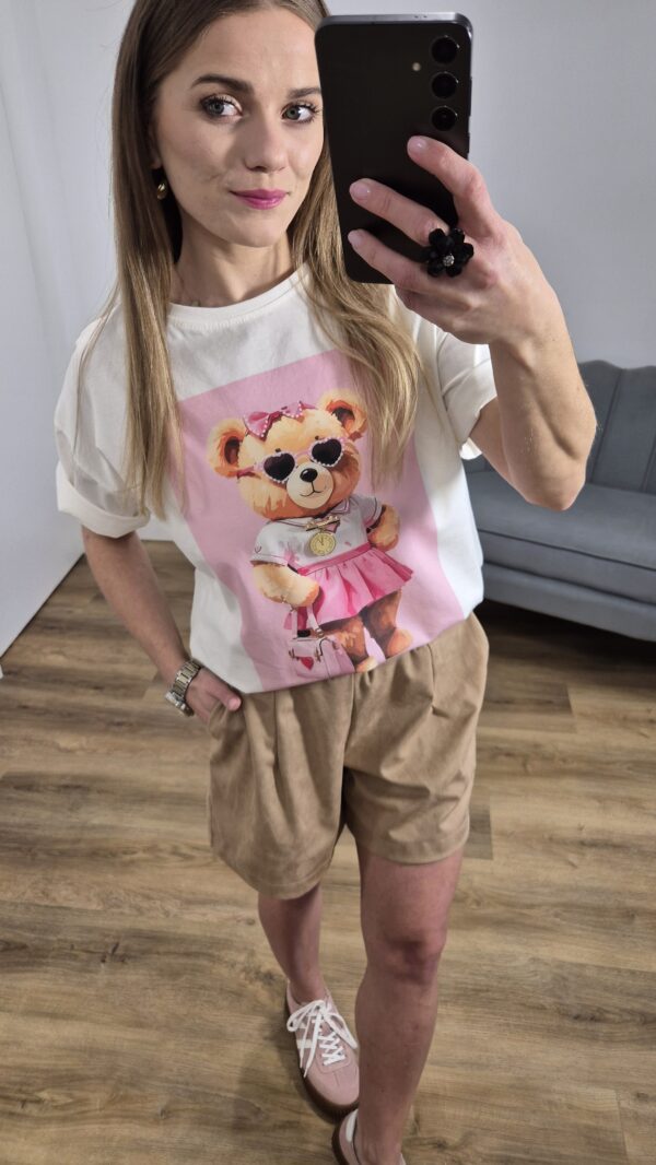 Spodenki, szorty, krótkie spodenki damskie, zamszowe spodenki damskie, bezowe spodenki, eleganckie spodenki damskie, koszulka damska, t-shirt z nadrukiem, moda damska