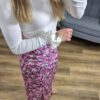 Spódnica midi, spódnica z marszczeniem, marszczenie, spódnica z rozporkiem, dopasowana spódnica, różowa spódnica, moda damska, odzież damska, spódnica w kwiaty