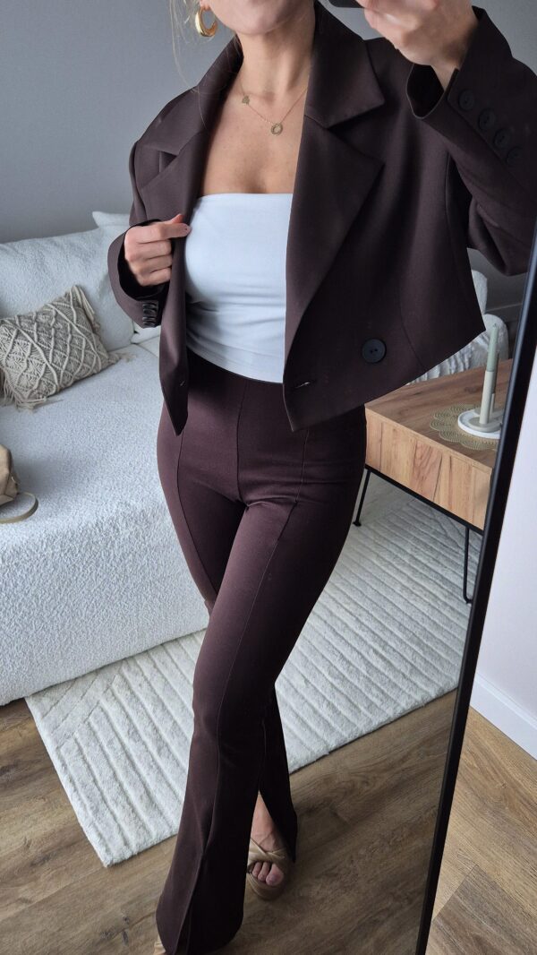 spodnie, spodnie materiałowe, czekoladowe spodnie, z czym połaczyć dżinsy, koszula i dżinsy, modne stylizacje, dżinsy i marynarka, moda damska, damskie spodnie, damskie dżinsy, szerokie spodnie, eleganckie spodnie damskie, brązowe spodnie