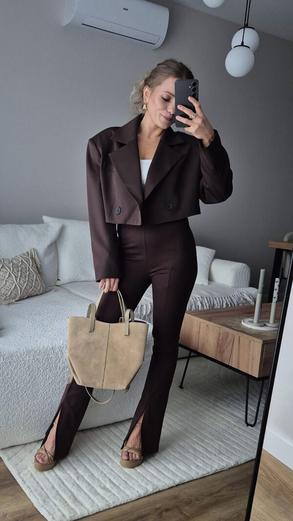 spodnie, spodnie materiałowe, czekoladowe spodnie, z czym połaczyć dżinsy, koszula i dżinsy, modne stylizacje, dżinsy i marynarka, moda damska, damskie spodnie, damskie dżinsy, szerokie spodnie, eleganckie spodnie damskie, brązowe spodnie