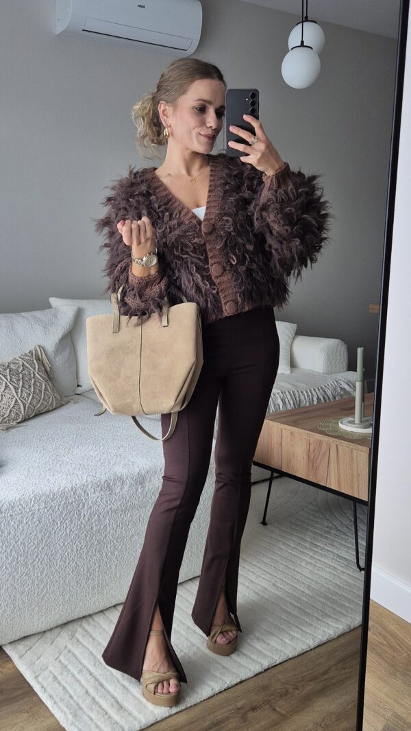 sweter, sweter mop. sweter z frędzlami, ciemny sweter, ciepły sweter, brązowy sweter, moda damska, sweter na jesień, jesienny sweter, cozy sweter, miękki sweterek damski, moda damska, spódniczka, czekoladowy sweterek