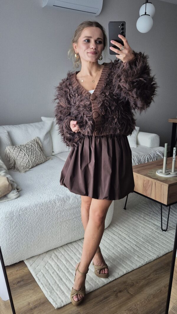 sweter, sweter mop. sweter z frędzlami, ciemny sweter, ciepły sweter, brązowy sweter, moda damska, sweter na jesień, jesienny sweter, cozy sweter, miękki sweterek damski, moda damska, spódniczka, czekoladowy sweterek
