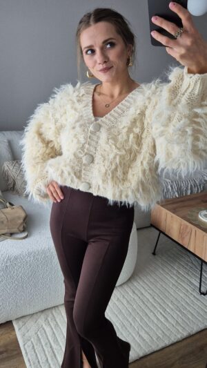 sweter, sweter mop. sweter z frędzlami, jasny sweter, ciepły sweter, śmietankowy sweter, moda damska, sweter na jesień, jesienny sweter, cozy sweter, miękki sweterek damski, moda damska, spódniczka,