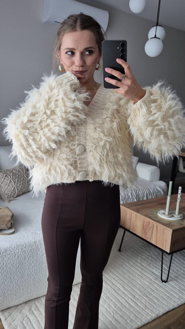 sweter, sweter mop. sweter z frędzlami, jasny sweter, ciepły sweter, śmietankowy sweter, moda damska, sweter na jesień, jesienny sweter, cozy sweter, miękki sweterek damski, moda damska, spódniczka,
