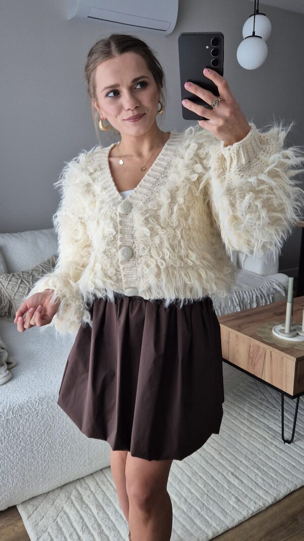 sweter, sweter mop. sweter z frędzlami, jasny sweter, ciepły sweter, śmietankowy sweter, moda damska, sweter na jesień, jesienny sweter, cozy sweter, miękki sweterek damski, moda damska, spódniczka,