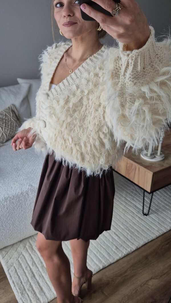 sweter, sweter mop. sweter z frędzlami, jasny sweter, ciepły sweter, śmietankowy sweter, moda damska, sweter na jesień, jesienny sweter, cozy sweter, miękki sweterek damski, moda damska, spódniczka,