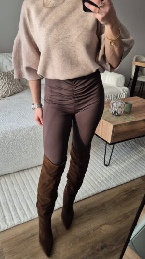 legginsy, leginsy, brązowe leginsy, leginsy z marszczeniem, sweter damski, brązowy sweter, moda damska, sklep z odzieżą damską