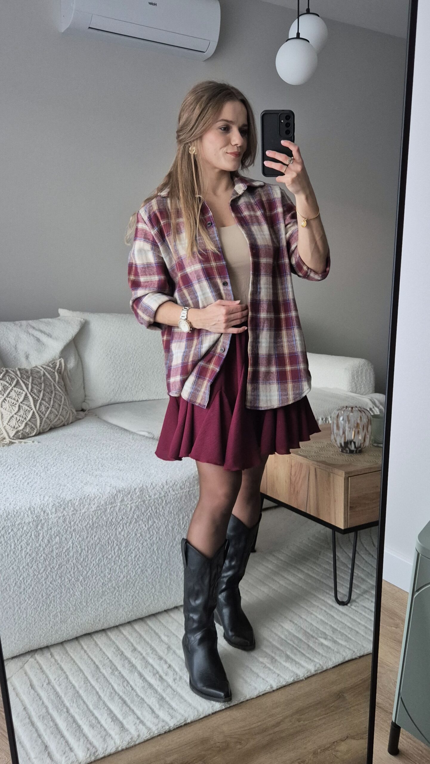 Spódniczka, bordowa spódniczka, stylizacja ze spódniczką, sweter damski, moda damska, jesienna stylizacja