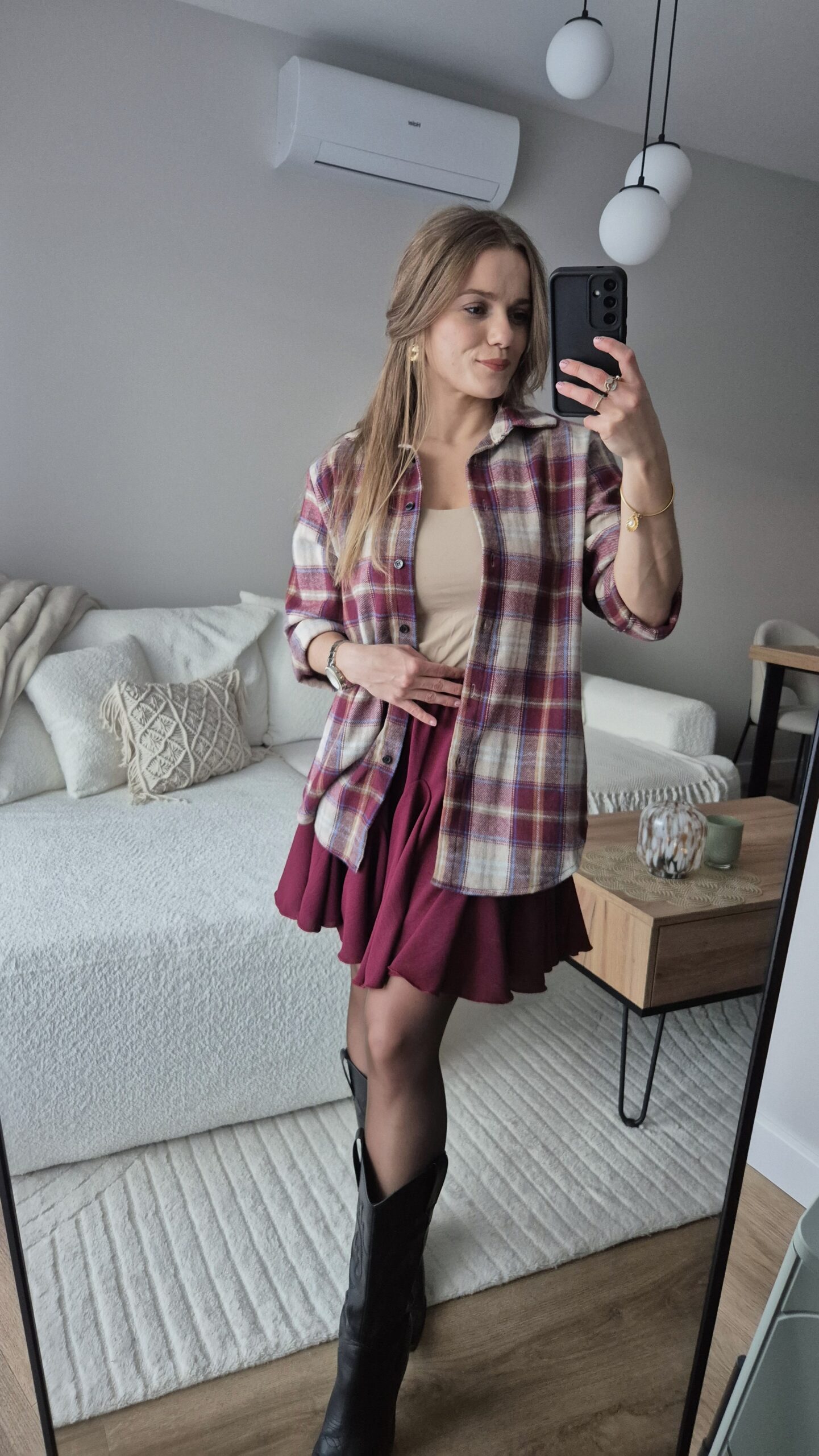 Spódniczka, bordowa spódniczka, stylizacja ze spódniczką, sweter damski, moda damska, jesienna stylizacja