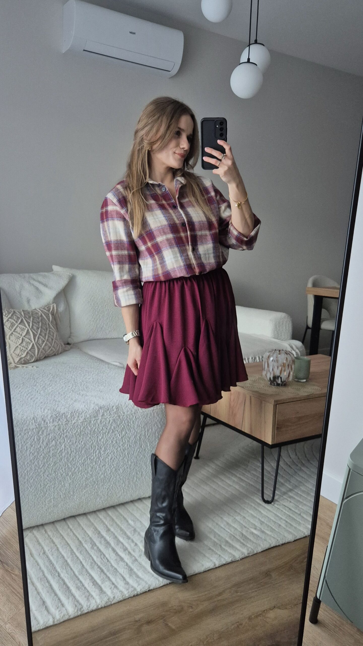 Spódniczka, bordowa spódniczka, stylizacja ze spódniczką, sweter damski, moda damska, jesienna stylizacja