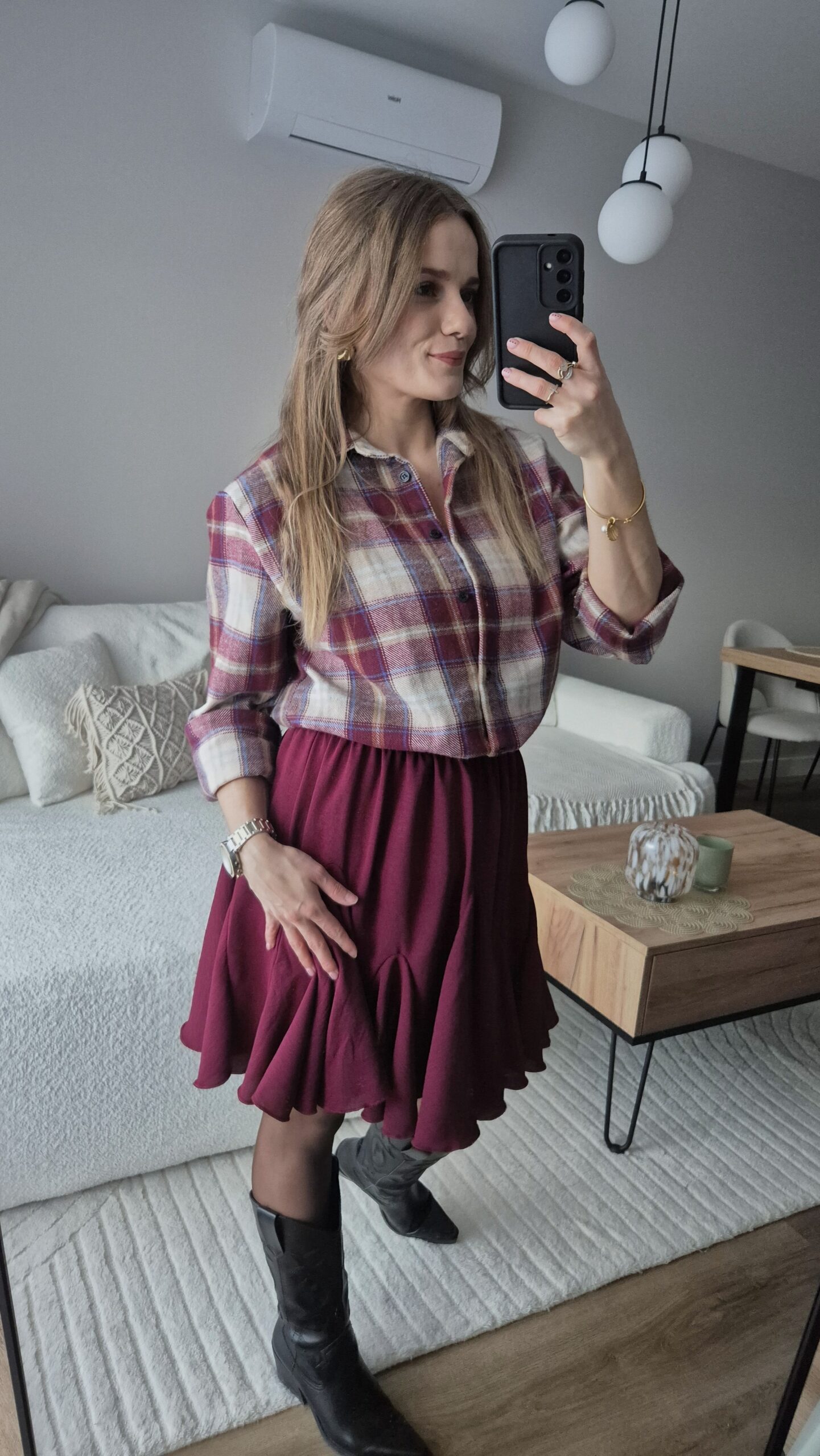 Spódniczka, bordowa spódniczka, stylizacja ze spódniczką, sweter damski, moda damska, jesienna stylizacja