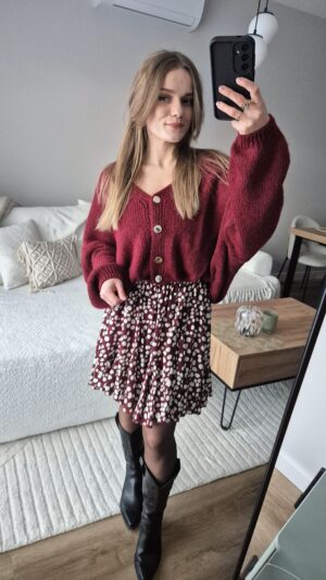 Spódniczka, bordowa spódniczka, stylizacja ze spódniczką, sweter damski, moda damska, jesienna stylizacja
