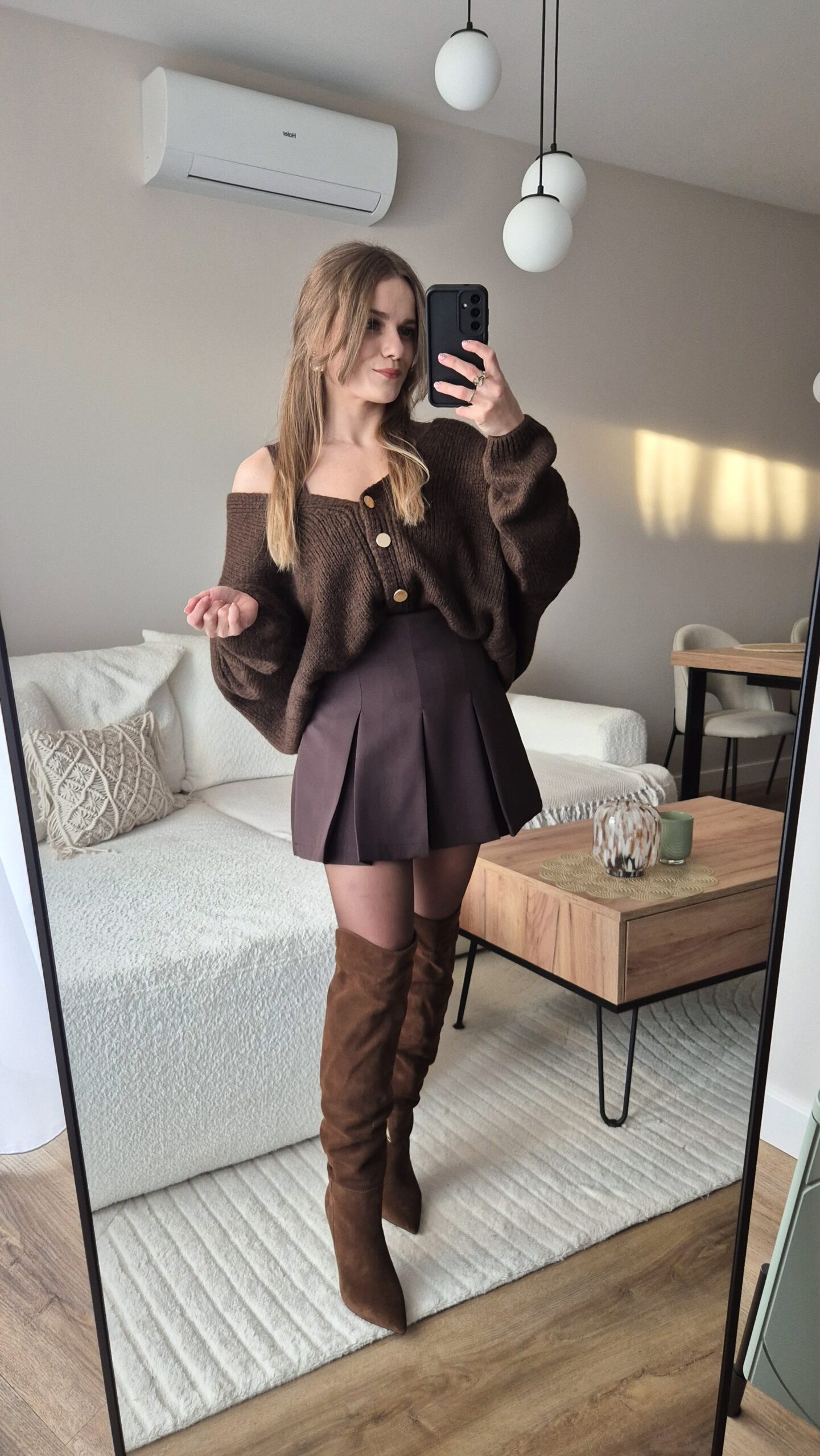 Spódniczko-spodenki brązowe, stylizacja, sweter damski, stylizacja, moda damska, spódniczka, krótka spódniczka, krótkie spodenki