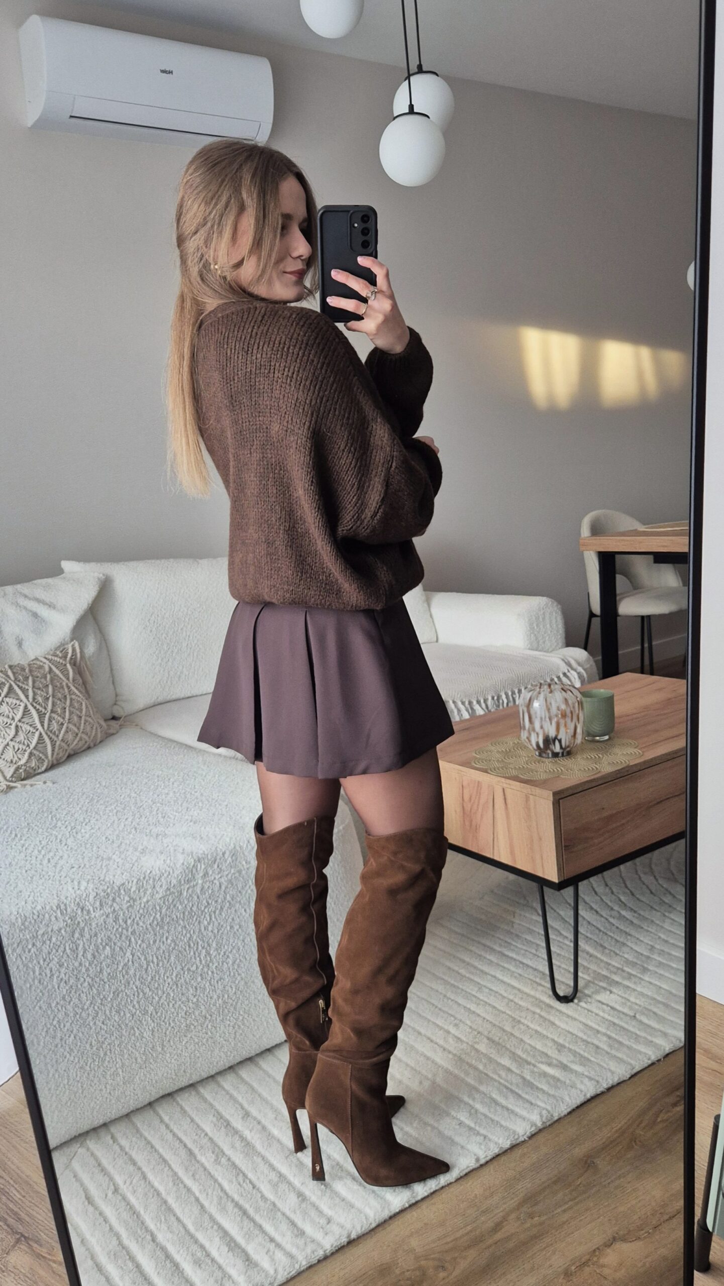 Spódniczko-spodenki brązowe, stylizacja, sweter damski, stylizacja, moda damska, spódniczka, krótka spódniczka, krótkie spodenki