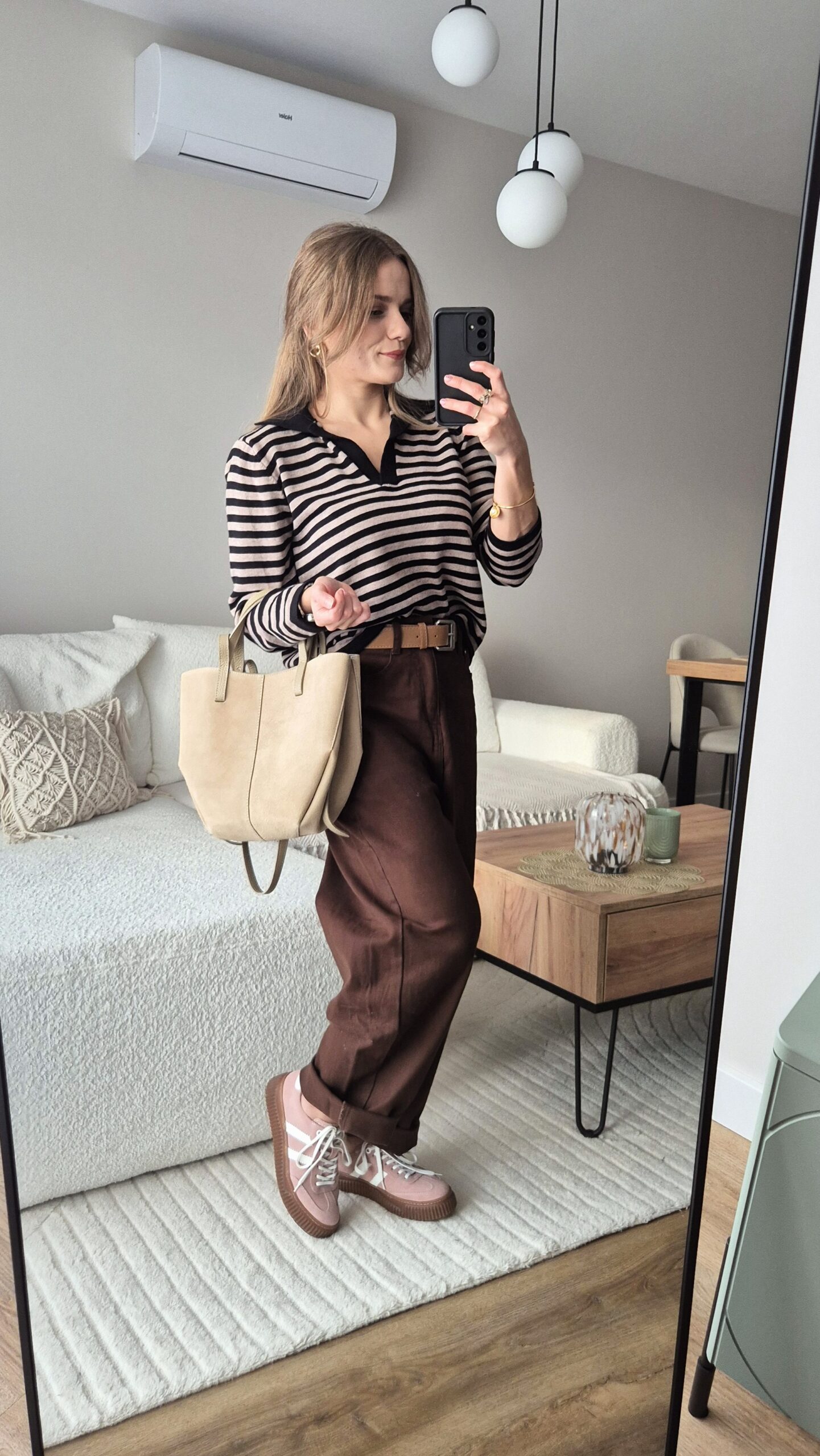 spodnie, spodnie dżinsowe, jasne spodnie, z czym połaczyć dżinsy, koszula i dżinsy, modne stylizacje, dżinsy i marynarka, moda damska, damskie spodnie, damskie dżinsy, szerokie spodnie, brązowe spodnie