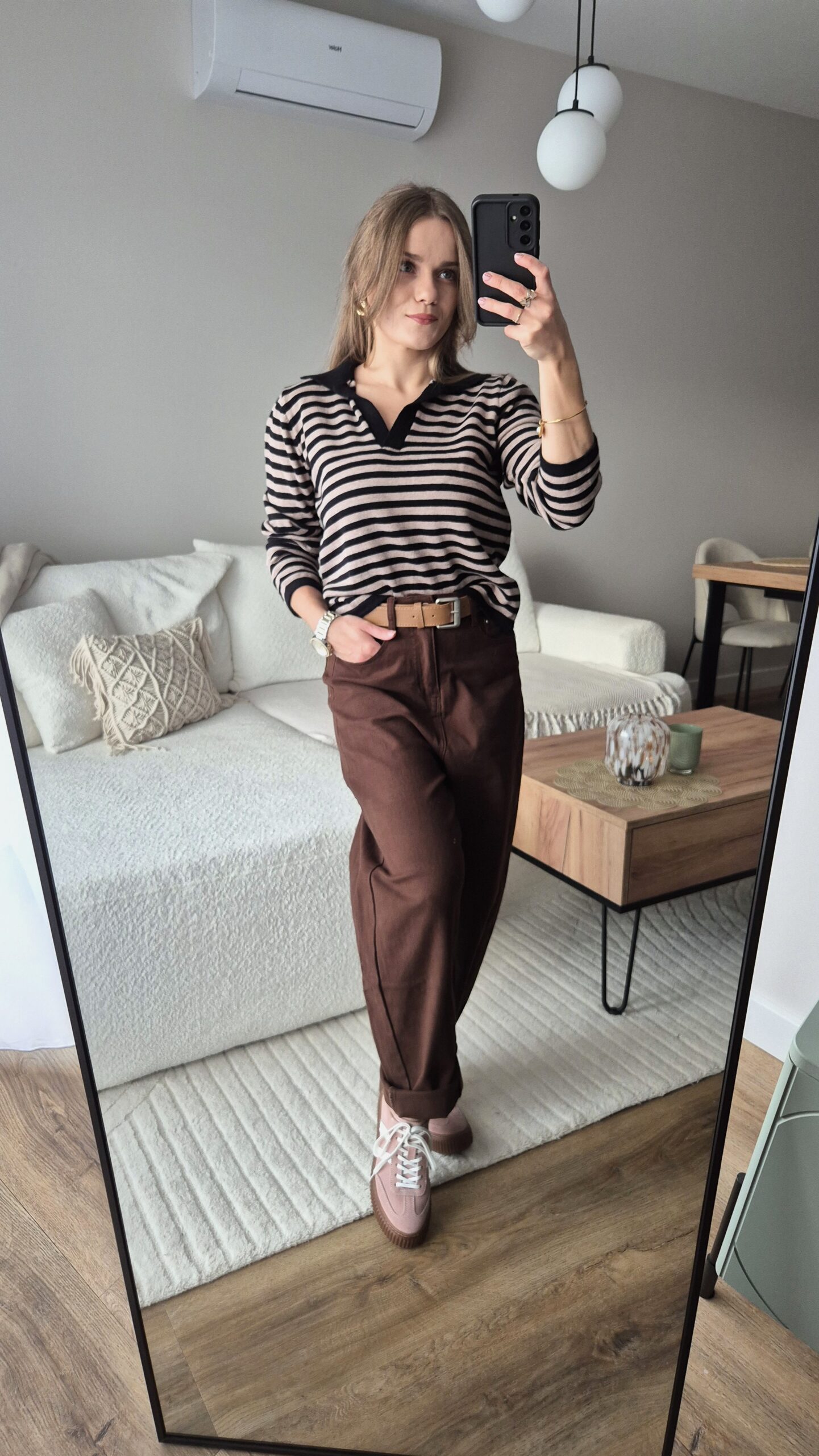 spodnie, spodnie dżinsowe, jasne spodnie, z czym połaczyć dżinsy, koszula i dżinsy, modne stylizacje, dżinsy i marynarka, moda damska, damskie spodnie, damskie dżinsy, szerokie spodnie, brązowe spodnie