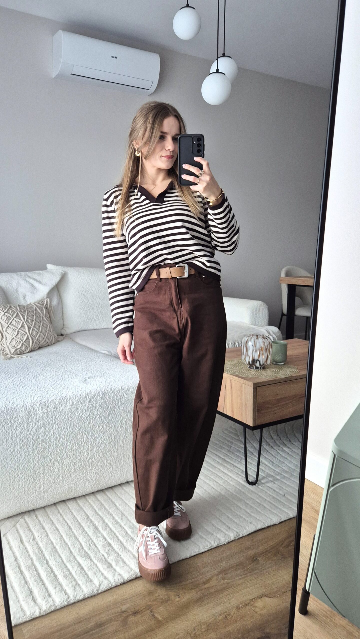 spodnie, spodnie dżinsowe, jasne spodnie, z czym połaczyć dżinsy, koszula i dżinsy, modne stylizacje, dżinsy i marynarka, moda damska, damskie spodnie, damskie dżinsy, szerokie spodnie, brązowe spodnie