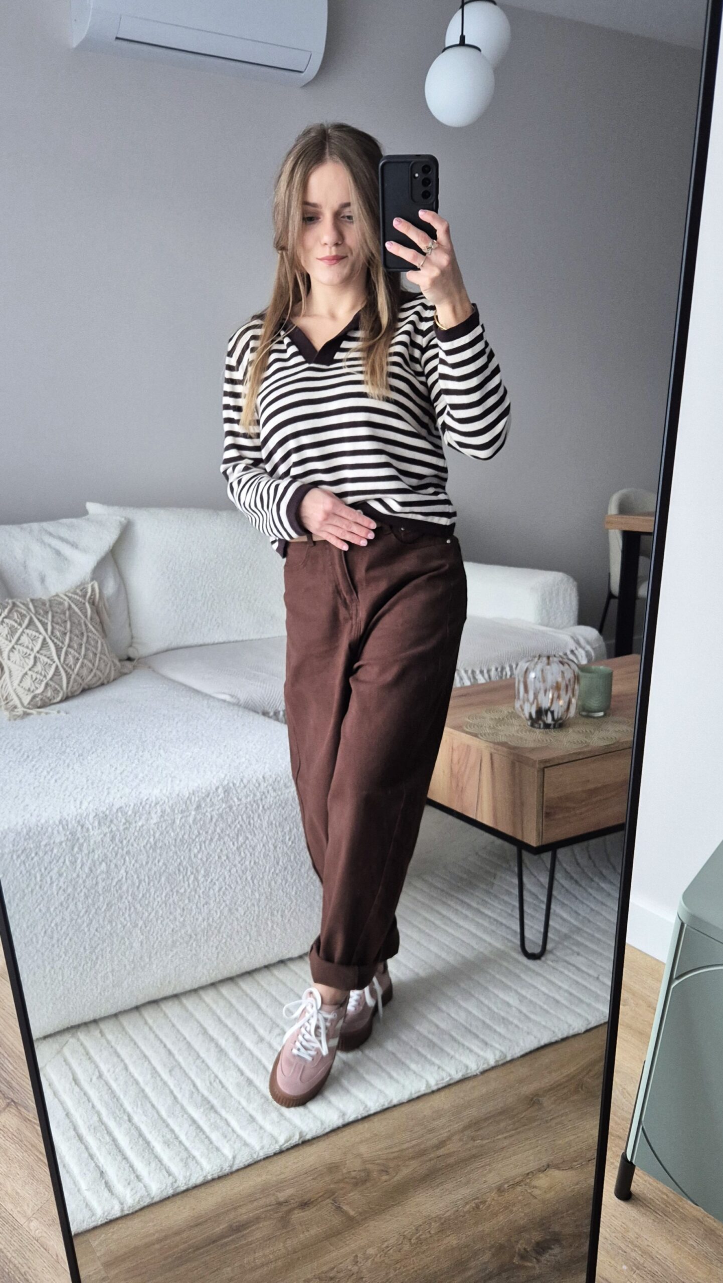 spodnie, spodnie dżinsowe, jasne spodnie, z czym połaczyć dżinsy, koszula i dżinsy, modne stylizacje, dżinsy i marynarka, moda damska, damskie spodnie, damskie dżinsy, szerokie spodnie, brązowe spodnie