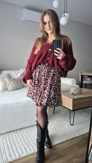 Sweter, sweter damski, bordowy sweter, moda damska, jesienne stylizacje, rozpinany sweter, spódniczka, stylizacja