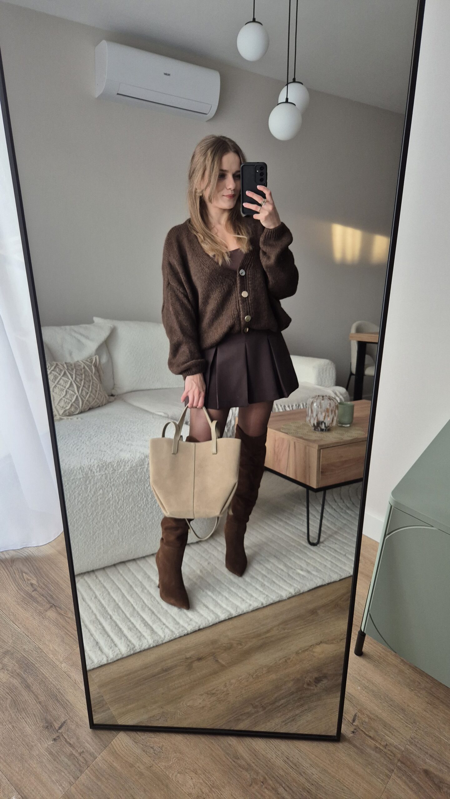 Spódniczko-spodenki brązowe, stylizacja, sweter damski, stylizacja, moda damska, spódniczka, krótka spódniczka, krótkie spodenki