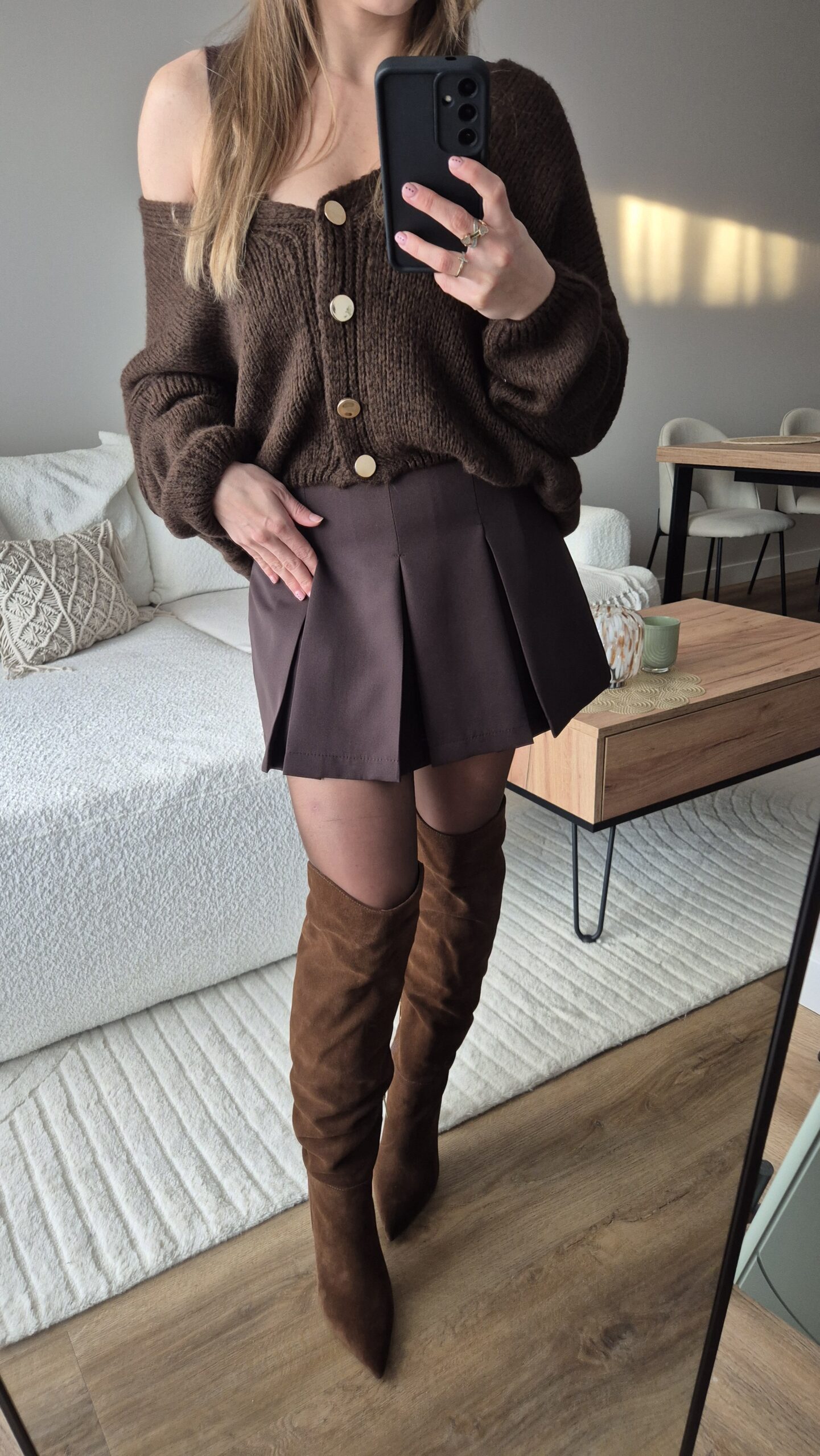 Spódniczko-spodenki brązowe, stylizacja, sweter damski, stylizacja, moda damska, spódniczka, krótka spódniczka, krótkie spodenki