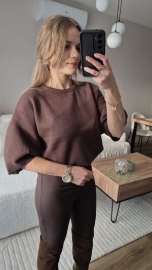 sweter, brązowy sweter, damski sweter, bezowy sweter, sweter z krótkim rekawem, moda damska, legginsy, stylizacje, jesienne stylizacje